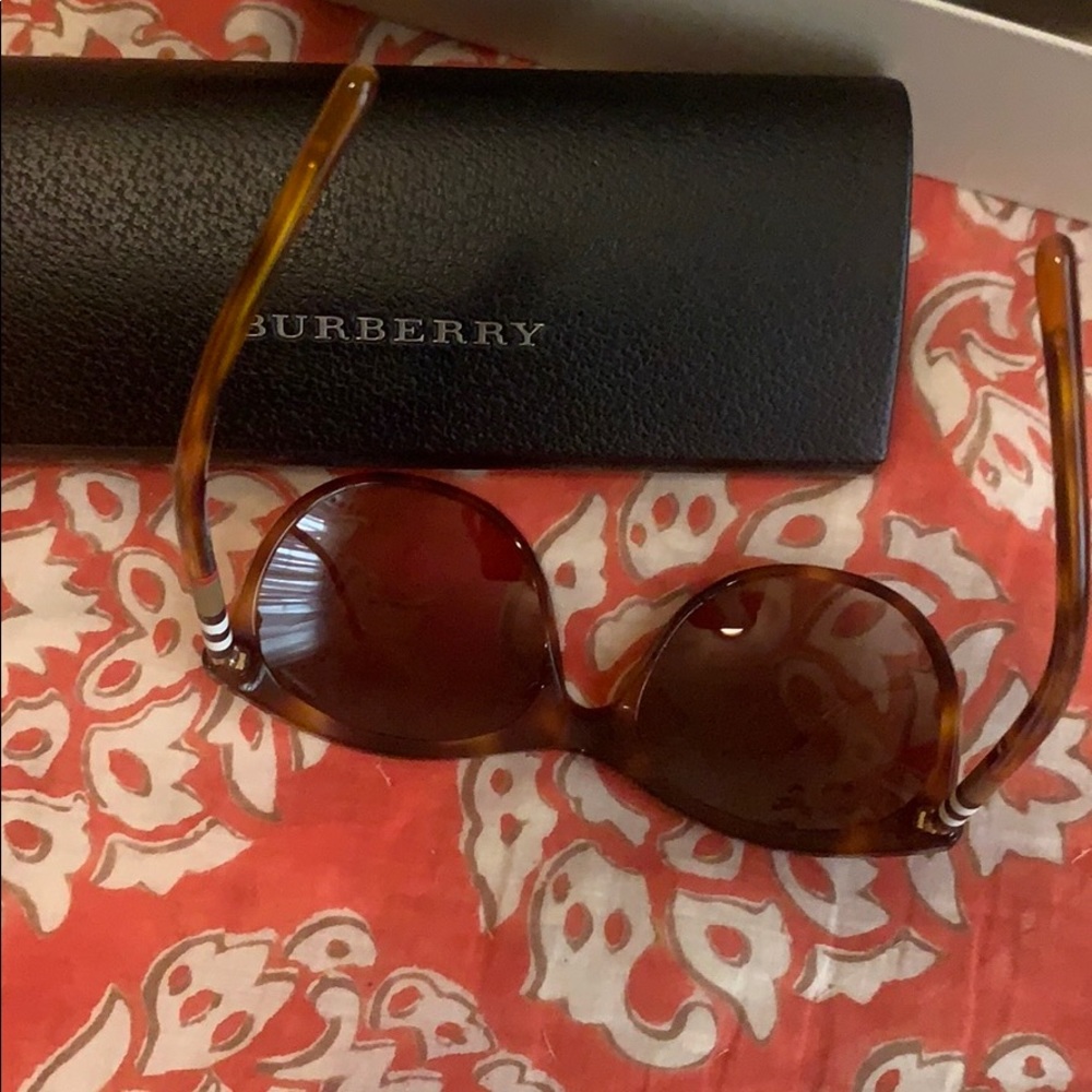 Burberry Sunglasses - Picture 3 of 4
